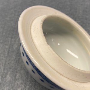 Een Chinese blauw-witte theepot met verfijnd decor van Lange Lijzen, Jiajing merk, Kangxi — foto 9