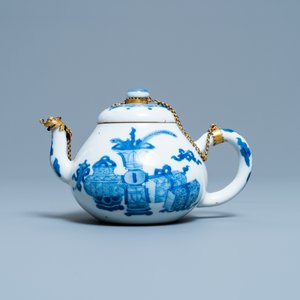 Een Chinese blauw-witte theepot met vergulde montuur, Jiajing merk, Kangxi — foto 2