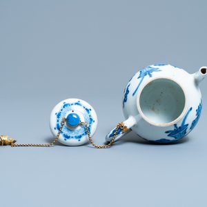 Een Chinese blauw-witte theepot met vergulde montuur, Jiajing merk, Kangxi — foto 6