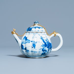 Een Chinese blauw-witte theepot met vergulde montuur, Kangxi — foto 2