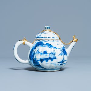 Een Chinese blauw-witte theepot met vergulde montuur, Kangxi — foto 4