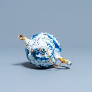 Een Chinese blauw-witte theepot met vergulde montuur, Kangxi — foto 6