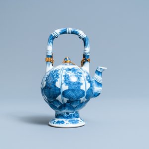 Een Chinese blauw-witte theepot met vergulde montuur, Kangxi — foto 4