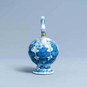 Een Chinese blauw-witte theepot met vergulde montuur, Kangxi — foto 5