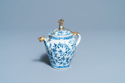 Een Chinese blauw-witte theepot met vergulde montuur, Kangxi