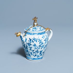 Een Chinese blauw-witte theepot met vergulde montuur, Kangxi — foto 1