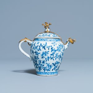 Een Chinese blauw-witte theepot met vergulde montuur, Kangxi — foto 4