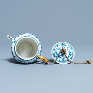 Een Chinese blauw-witte theepot met vergulde montuur, Kangxi — foto 5
