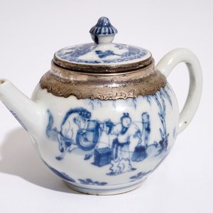 Een Chinese blauw-witte theepot met zilveren monturen, Kangxi — foto 1