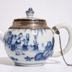 Een Chinese blauw-witte theepot met zilveren monturen, Kangxi — foto 2