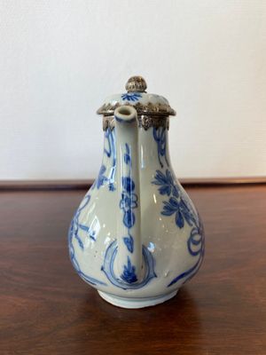 Een Chinese blauw-witte theepot met zilveren montuur, Kangxi — foto 2