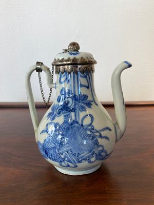 Een Chinese blauw-witte theepot met zilveren montuur, Kangxi — foto 3