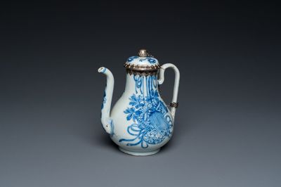 Een Chinese blauw-witte theepot met zilveren montuur, Kangxi