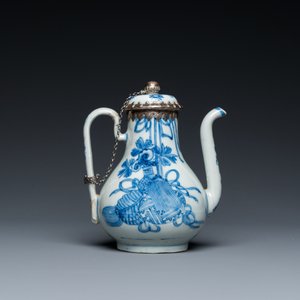 Een Chinese blauw-witte theepot met zilveren montuur, Kangxi — foto 4