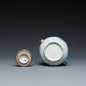 Een Chinese blauw-witte theepot met zilveren montuur, Kangxi — foto 7