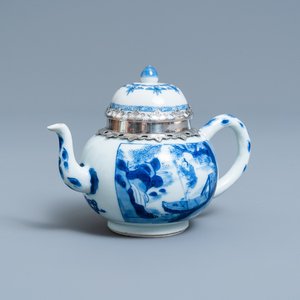 Een Chinese blauw-witte theepot met zilveren montuur, Kangxi — foto 1