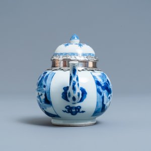 Een Chinese blauw-witte theepot met zilveren montuur, Kangxi — foto 3