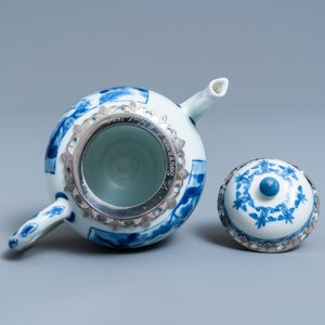 Een Chinese blauw-witte theepot met zilveren montuur, Kangxi — foto 6