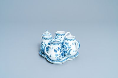 Een Chinese blauw-witte theeset op onderschotel, Qianlong