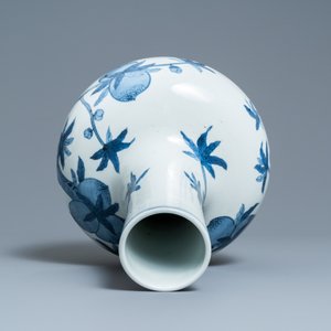 Een Chinese blauw-witte 'tianqiu ping' 'negen perziken' vaas, Qianlong merk, 20e eeuw — foto 5