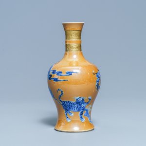 Een Chinese blauw-witte 'tijger en draak' vaas met zeemleer fondkleur, Kangxi — foto 1