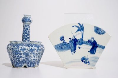 Een Chinese blauw-witte tulpenvaas en een waaiervormige plaquette, 19e eeuw