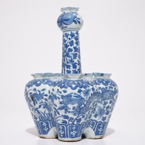 Een Chinese blauw-witte tulpenvaas en een waaiervormige plaquette, 19e eeuw — foto 4