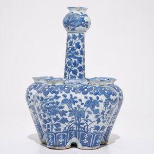 Een Chinese blauw-witte tulpenvaas en een waaiervormige plaquette, 19e eeuw — foto 6