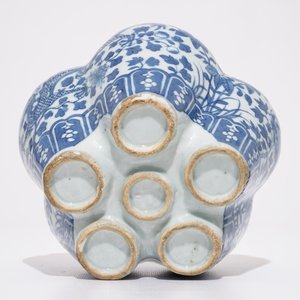 Een Chinese blauw-witte tulpenvaas en een waaiervormige plaquette, 19e eeuw — foto 8