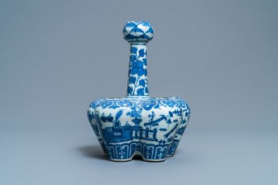 Een Chinese blauw-witte tulpenvaas met antiquiteiten, 19e eeuw