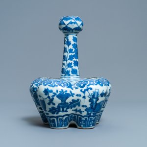 Een Chinese blauw-witte tulpenvaas met antiquiteiten, 19e eeuw — foto 5
