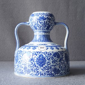 Een Chinese blauw-witte twee-orige kan met lotusslingers, Qianlong merk, 19/20e eeuw — foto 12
