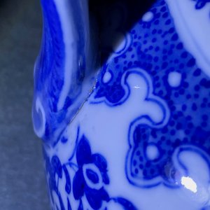 Een Chinese blauw-witte twee-orige kan met lotusslingers, Qianlong merk, 19/20e eeuw — foto 8