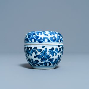 Een Chinese blauw-witte tweedelige penselenwasser, Kangxi — foto 4
