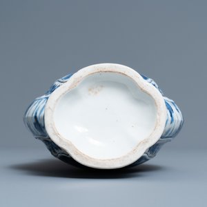Een Chinese blauw-witte vaas en een grote kom, Qianlong — foto 13