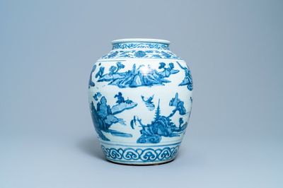 Een Chinese blauw-witte vaas met boten in een bergachtig landschap, Ming