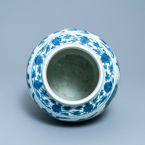 Een Chinese blauw-witte vaas met boten in een bergachtig landschap, Ming — foto 6