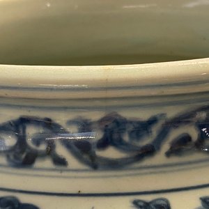 Een Chinese blauw-witte vaas met boten in een bergachtig landschap, Ming — foto 8
