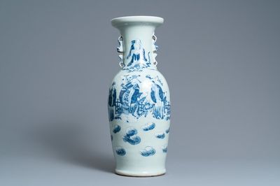 Een Chinese blauw-witte vaas met celadon fondkleur, 19e eeuw