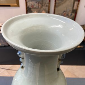 Een Chinese blauw-witte vaas met celadon fondkleur, 19e eeuw — foto 9