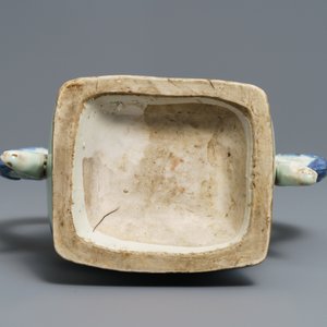 Een Chinese blauw-witte vaas met chilong-handgrepen, Kangxi — foto 5