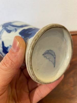 Een Chinese blauw-witte vaas met dames en een jongen in een tuin, Kangxi — foto 7