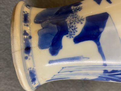 Een Chinese blauw-witte vaas met dames en een jongen in een tuin, Kangxi — foto 8
