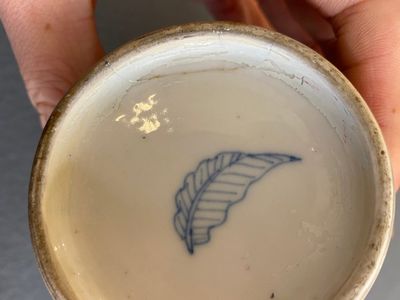 Een Chinese blauw-witte vaas met dames en een jongen in een tuin, Kangxi — foto 9