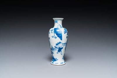 Een Chinese blauw-witte vaas met dames en een jongen in een tuin, Kangxi