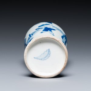 Een Chinese blauw-witte vaas met dames en een jongen in een tuin, Kangxi — foto 6