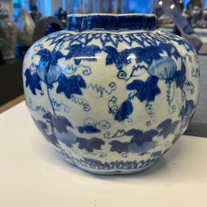 Een Chinese blauw-witte vaas met eekhoorns op druivenranken, Wanli/Jiajing — foto 15