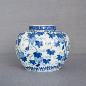 Een Chinese blauw-witte vaas met eekhoorns op druivenranken, Wanli/Jiajing — foto 18