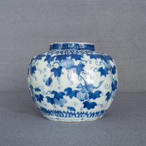 Een Chinese blauw-witte vaas met eekhoorns op druivenranken, Wanli/Jiajing — foto 19