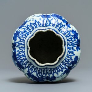 Een Chinese blauw-witte vaas met eekhoorns op druivenranken, Wanli/Jiajing — foto 5